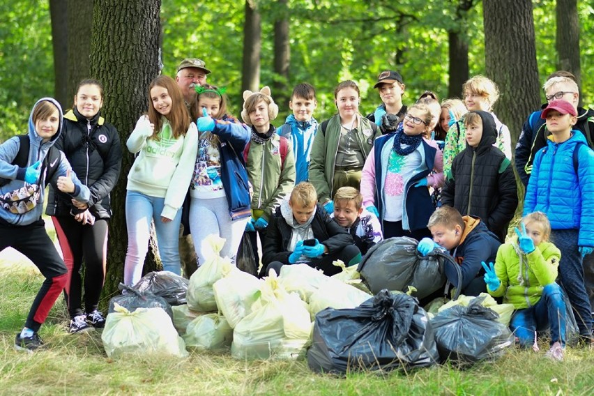 Młodzież sprząta lasy po turystach. Leśnicy dziękują i zapraszają na Wielką Sowę (ZDJĘCIA)