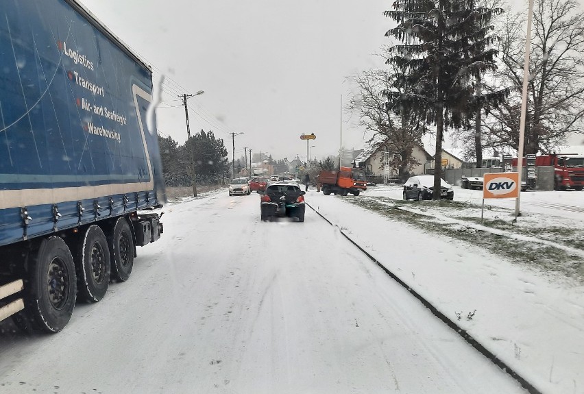 Z powodu opadów śniegu droga do żarskich Kunic była bardzo długo zablokowana. Gdzie byli drogowcy?