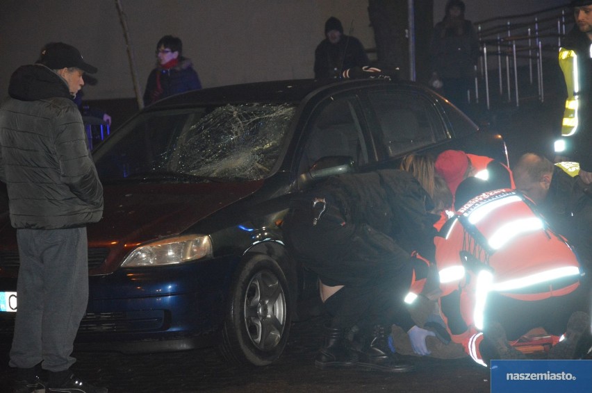 Wypadek na ulicy Bojańczyka we Włocławku. Nieprzytomny mężczyzna trafił do szpitala [zdjęcia, wideo]