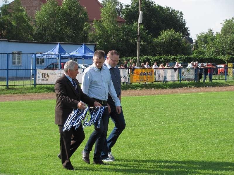 Uroczyste wręczenie pamiątkowych medali i pucharów za awans...