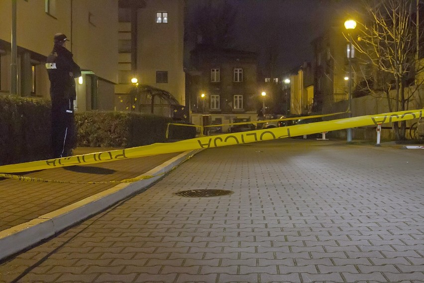 Kraków. Policjant ugodzony nożem podczas interwencji [ZDJĘCIA]