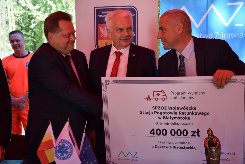 Dąbrowa Białostocka będzie miała nową karetkę. Minister przywiózł 400 tys. zł (zdjęcia)