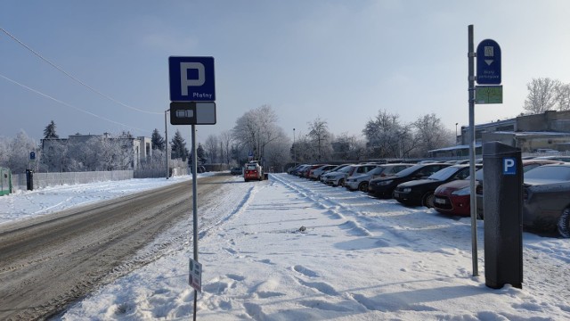 Nowe parkomaty w Piotrkowie. Od poniedziałku, 18 stycznia, postój w Strefie Płatnego Parkowania znów jest płatny, także przy ul. Szkolnej