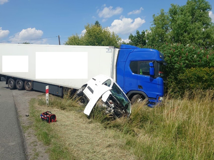 Wypadek w Opatówku. Dwie osobówki zderzyły się z ciężarówką. Nie żyje kierująca nissanem