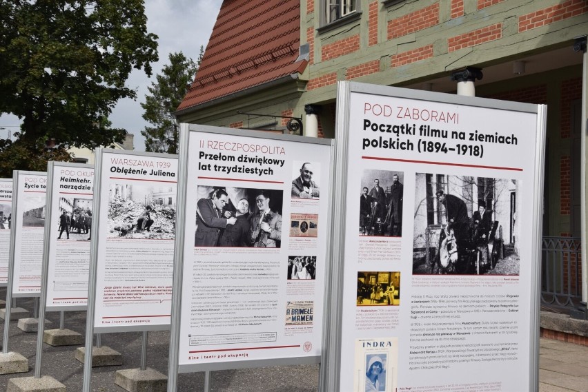 W Pruszczu Gdańskim otwarto wystawę plenerową "Kino i teatr pod okupacją" |ZDJĘCIA