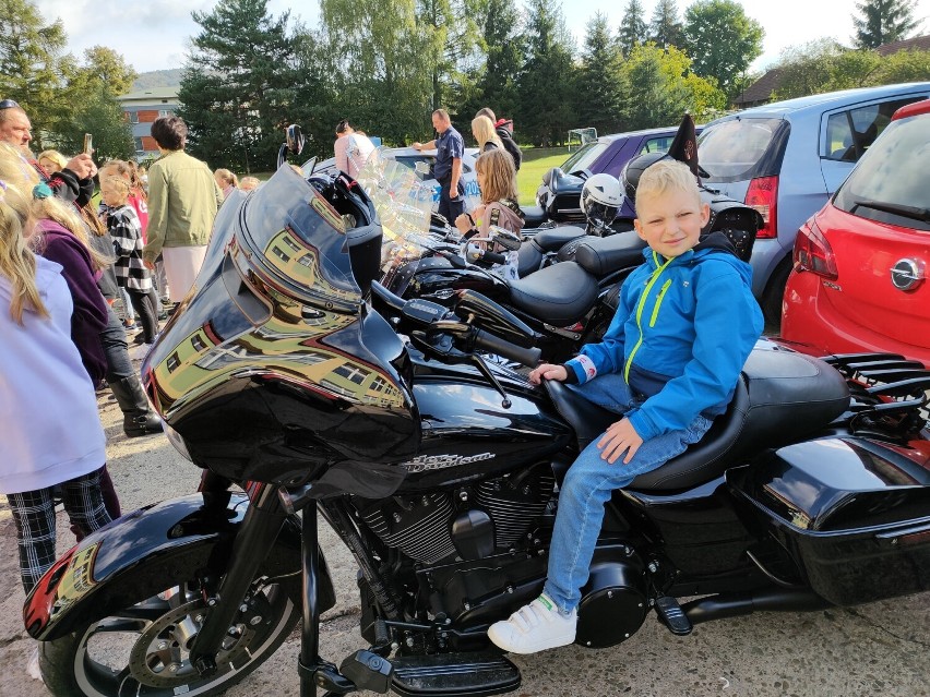 Policja i motocykliści z Sherwood Riders wspólnie promują bezpieczeństwo na drodze. Odwiedzili szkołę w Odrzykoniu [ZDJĘCIA]