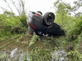 Kierujący Porsche Cayenne GTS dachował w strumieniu w Sielnicy [ZDJĘCIA]