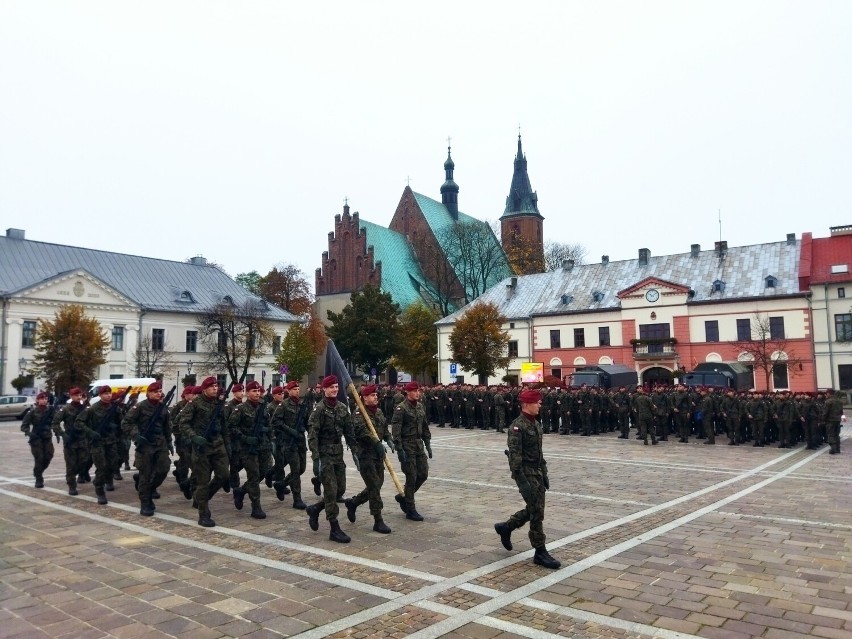 Na Rynku w Olkuszu odbywa się próba przed przysięgą wojskową