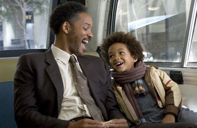 Wzorcowy ojciec o imieniu Chris (Will Smith) stara się przekazać swojemu synowi (w tej roli prawdziwy syn Willa Smitha, Jaden) to, co najważniejsze. Film o tym, gdzie naprawdę można odnaleźć szczęście.