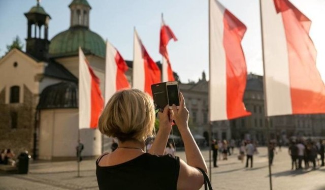 I stało się! mamy nowe święto państwowe... kolejne.

Wszak w ubiegłym roku również ustanowiono nowe święto państwowe - wówczas ustanowiono 19 października Narodowym Dniem Pamięci Duchownych Niezłomnych.

Kolejne NOWE święto.

Nowe święto państwowe to efekt przyjętej 22 lutego ustawy przez Sejm. Tym samym do kalendarza świąt państwowym dochodzi nowa data: 14 kwietnia - Święto Chrztu Polski.

Głosowanie za świętem do najłatwiejszych nie należało - wszak ta data różnie może się kojarzyć! Czytaj więcej >>>