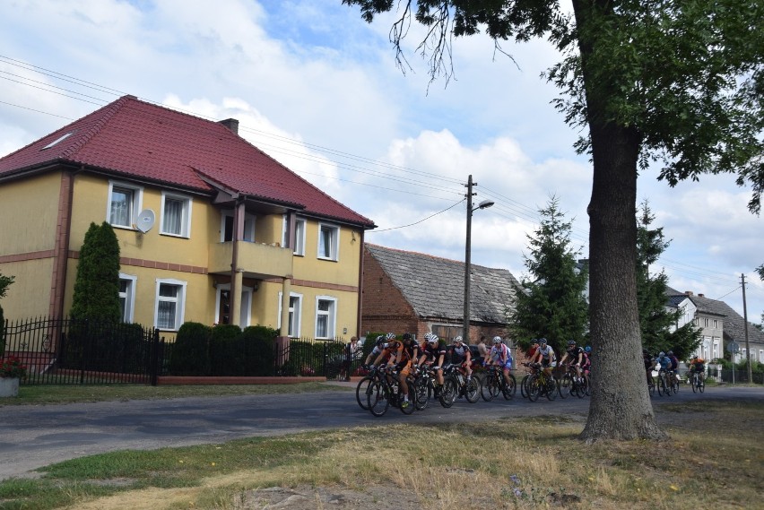 Wystartował kolejny maraton dookoła jeziora Miedwie. Na starcie stanęło kilkuset zawodników z całej Polski 