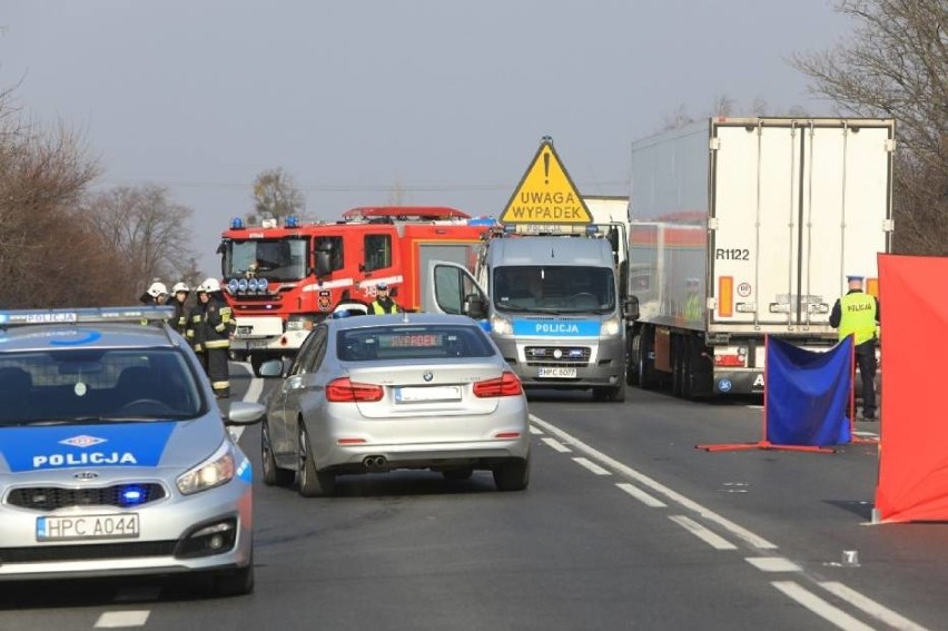 Tragedia pod Toruniem. Ciężarówka śmiertelnie potrąciła kobietę z dzieckiem [zdjęcia]