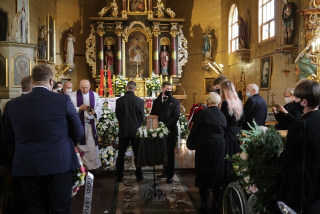 Pogrzeb prof. Leszka Miszczyka. Rodzina i bliscy pożegnali znanego wybitnego lekarza w Wilczy.

Zobacz kolejne zdjęcia. Przesuwaj zdjęcia w prawo - naciśnij strzałkę lub przycisk NASTĘPNE