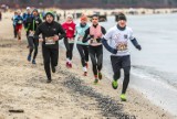 Zima w Sopocie na plaży nie musi być szara. MOSiR zaprasza na cykl trzech biegów 20 stycznia, 17 lutego i 16 marca 2024 roku