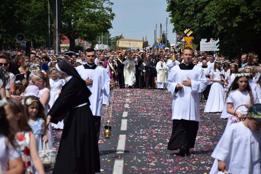 Boże Ciało 2022 w Sandomierzu. Tłumy ludzi w procesji, którą poprowadził biskup Krzysztof Nitkiewicz. Zobaczcie zdjęcia