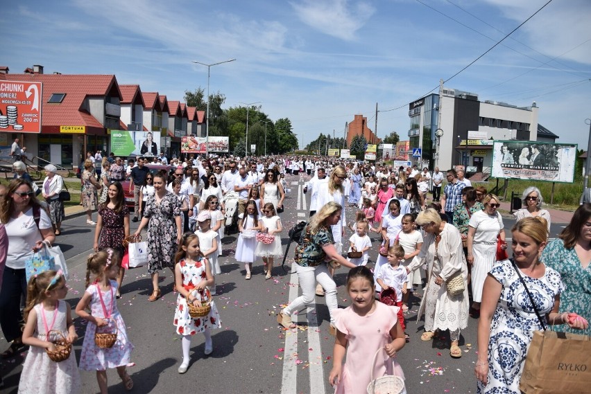 Boże Ciało 2022 w Sandomierzu. Tłumy ludzi w procesji, którą poprowadził biskup Krzysztof Nitkiewicz. Zobaczcie zdjęcia
