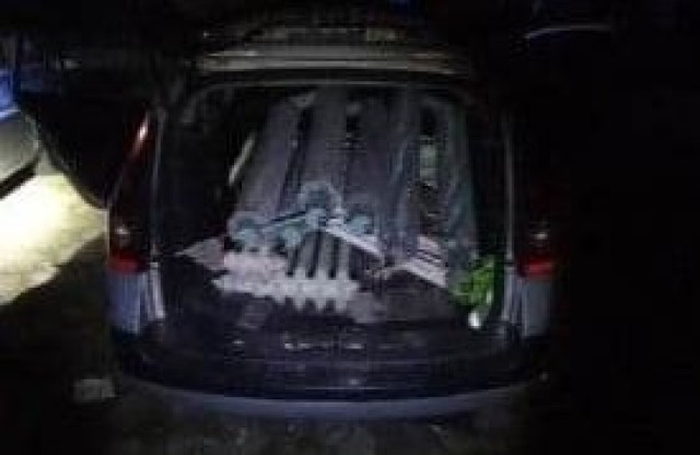 Strażnicy Miejscy w Kielcach złapali złodzieja na gorącym uczynku. Łupy ładował do auta.