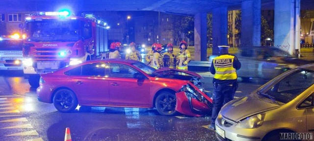 Zderzenie dwóch samochodów na opolskim rondzie.