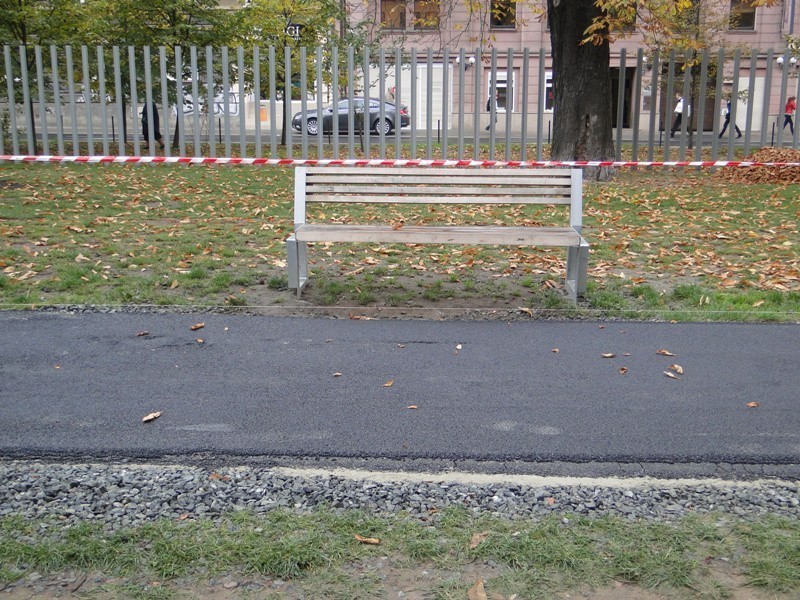 Poznań: W parku przy Starym Browarze asfaltują ścieżki [ZDJĘCIA]