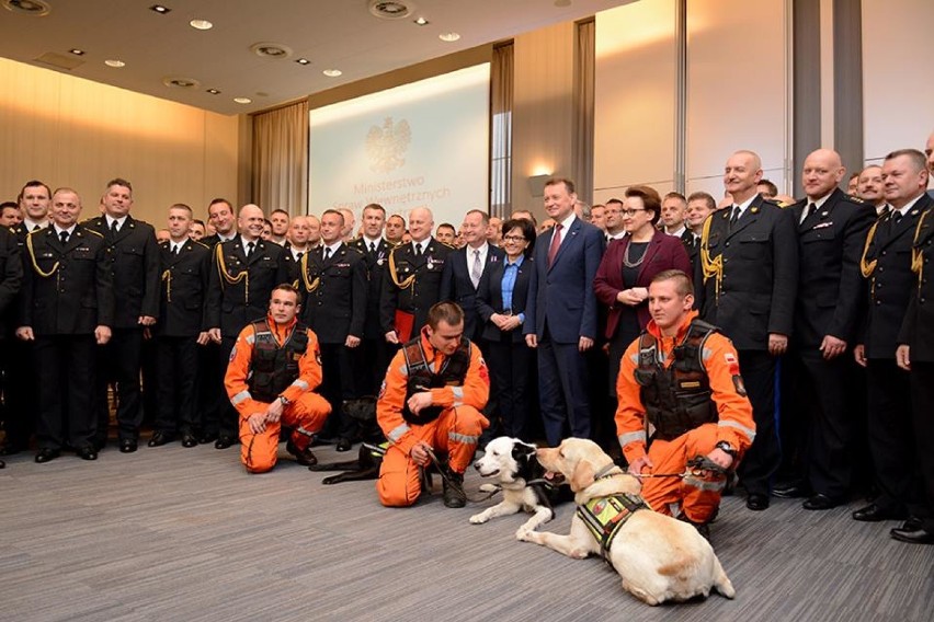 Minister Błaszczak nagrodził strażaków za akcję ratunkową w Świebodzicach [ZDJĘCIA]