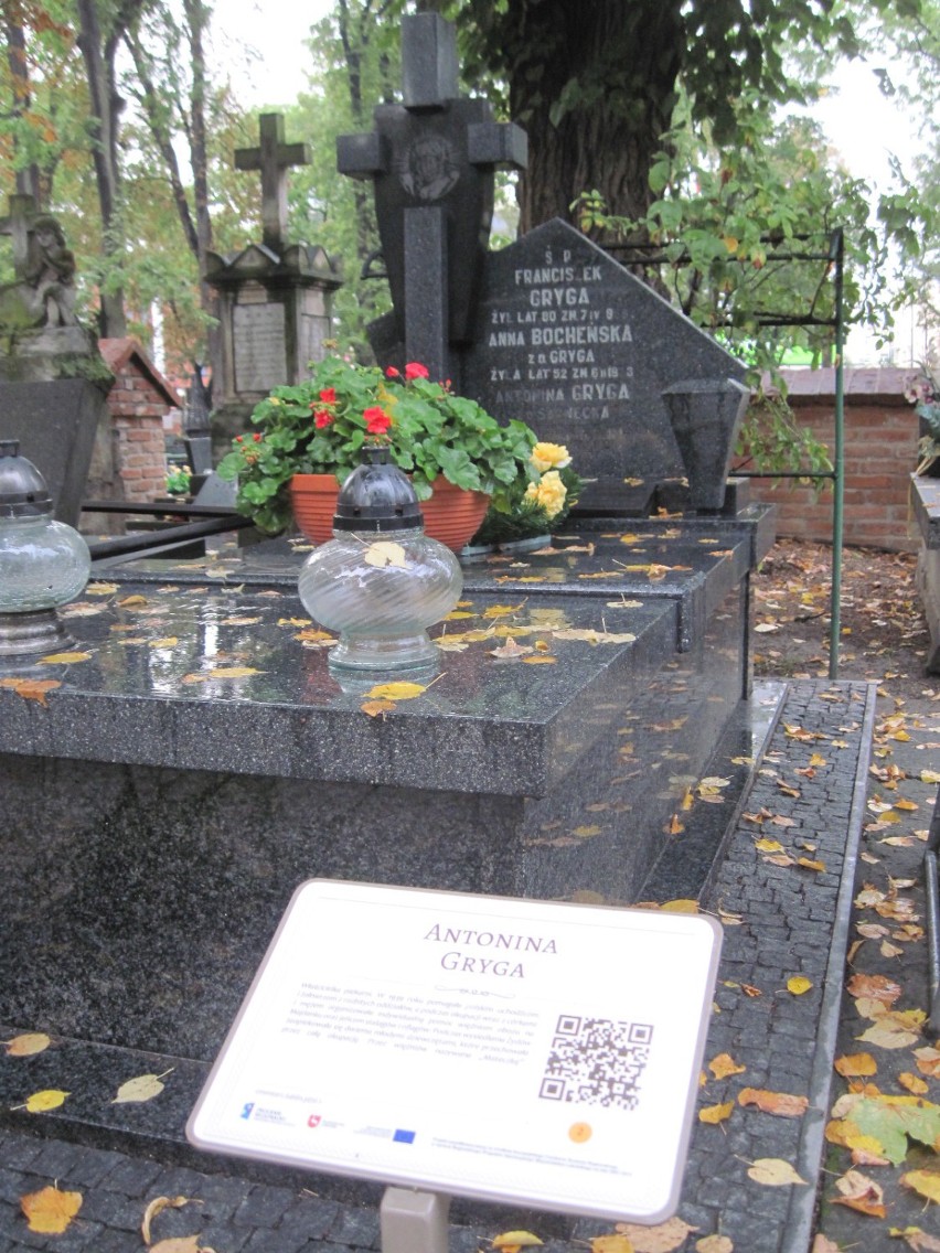 Tabliczki informacyjne przy zabytkowych grobach na cmentarzu...