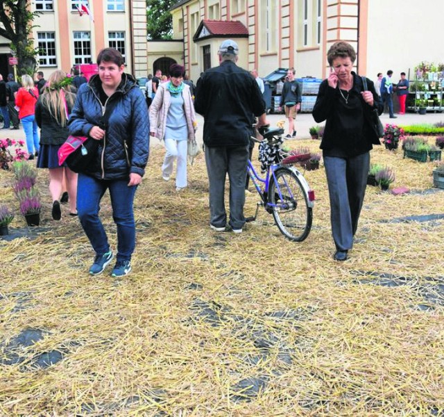 Wczorajsze dożynki wojewódzkie odbyły się m.in. na remontowanym boisku. Zostało przykryte folią i słomą.