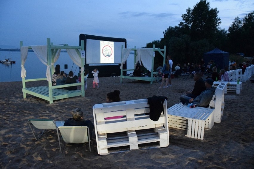 Kino plenerowe na plaży w Borzygniewie, nad Zalewem...