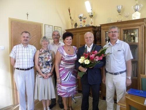 Ryszard Kalina (na zdjęciu z kwiatami) odebrał gratulacje od miejscowych władz