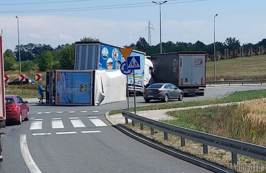 Kolizja na obwodnicy Nysy. Przewróciła się naczepa.