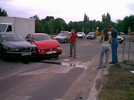 Sprawcą tej kolizji, która zdarzyła się na rondzie w Pile, był kierujący BMW mieszkaniec Poznania. Była to już druga stłuczka na rondzie w ciągu ostatniego tygodnia.