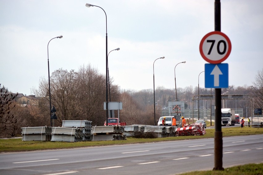 Al. Solidarności: Kończy się wycinka drzew. Roboty na skrzyżowaniu ruszą w marcu [ZDJĘCIA]