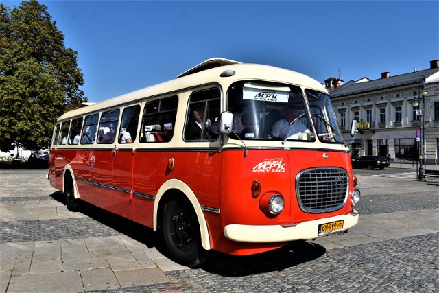 "Ogórek" został wyprodukowany w 1964 roku. Może pomieścić 52 pasażerów