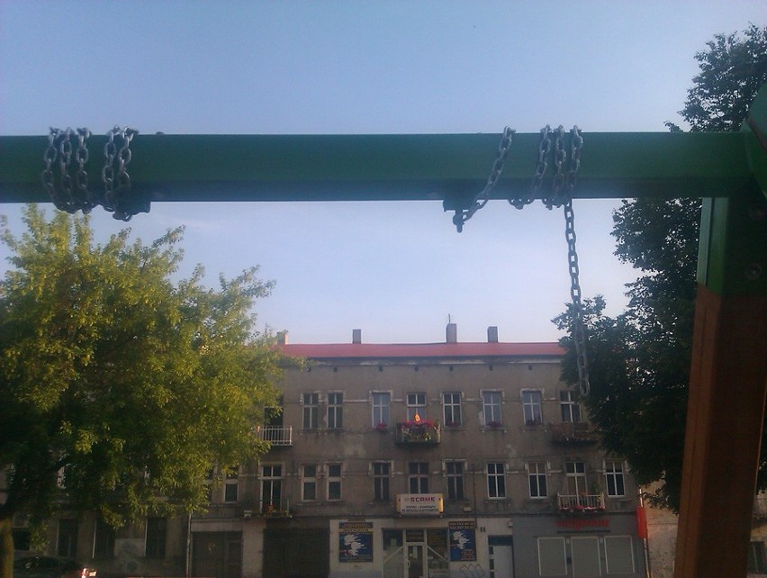 Internauta: Tydzień przetrwały huśtawki na Placu Kazimierza Wielkiego w Będzinie