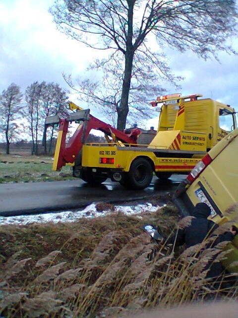 Okran zepchnął busa DHL do rowu