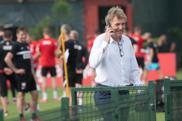 Zbigniew Boniek w piątek na treningu "wisiał na telefonie". Zobacz zdjęcia z piątkowego treningu reprezentacji Polski w Opalenicy ---->