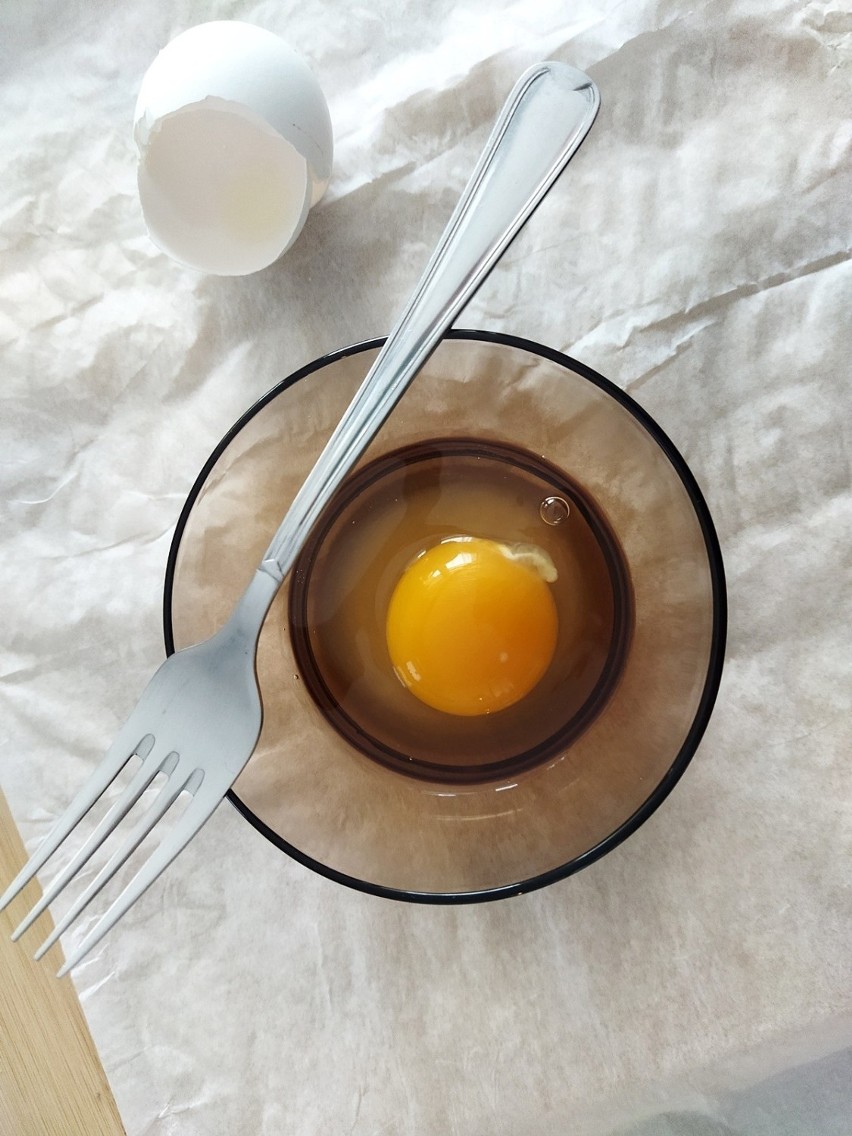 W miseczce roztrzep jajko widelcem