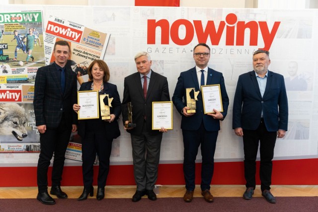 Radosław Wiatr (wicewojewoda podkarpacki), Krystyna Stachowska (wiceprezydent Rzeszowa), Piotr Przytocki (prezydent miasta Krosna),Paweł Pazdan (zastępca prezydenta miasta Mielca) i Jaromir Kwiatkowski (zastępca redaktora naczelnego Nowin)