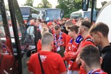 Wisła Kraków. Kibice „Białej Gwiazdy” ruszyli spod stadionu na finał Pucharu Polski do Warszawy