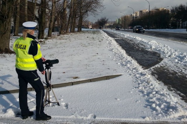 Policjanci wykorzystują w pracy specjalistyczny zestaw fotograficzny