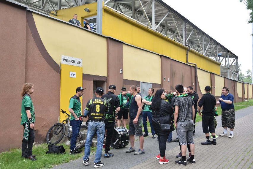 Kibice ROW Rybnik "siedzieli" na stadionie. Inni dopingowali z Wiśniowca!