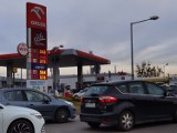 Kolejki na stacjach benzynowych w całym województwie kujawsko-pomorskim. Orlen uspokaja [zdjęcia]
