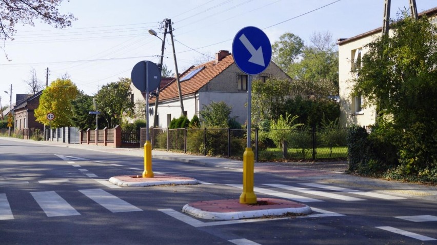 Żeby na ulicach naszego miasta było bezpieczniej. ZDM Gliwice montuje progi, aktywne znaki STOP i azyle dla pieszych