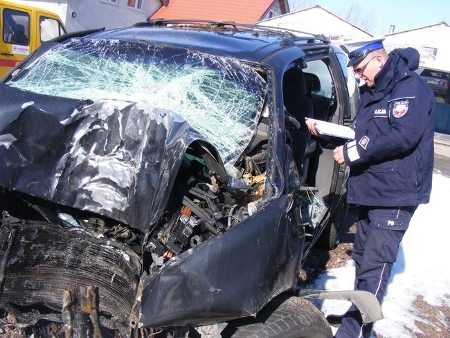 Kolejna tragedia na drodze powiatowej Stróża-Mikoszewo. W wypadku w Żuławkach zmarł kierowca