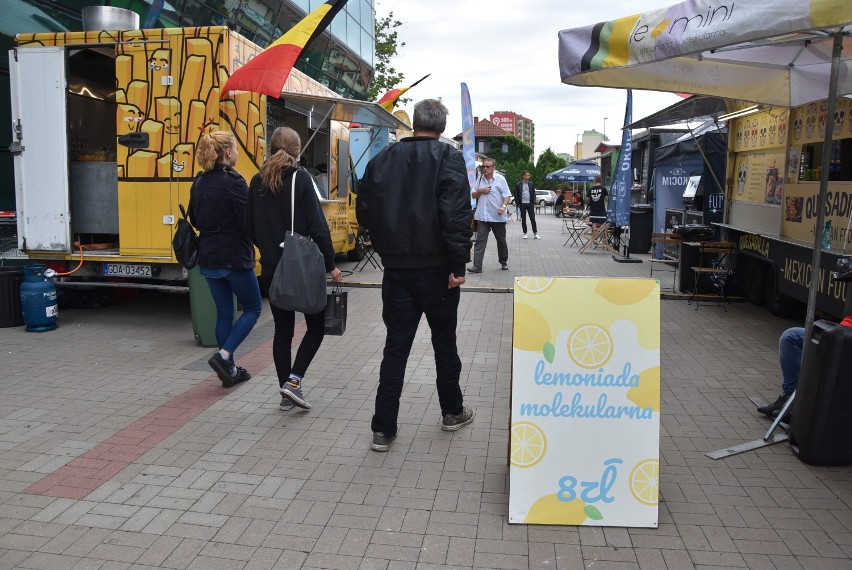 Food trucki zaparkowały przed Centrum Handlowym Atrium Kasztanowa w Pile. Obejrzyjcie zdjęcia