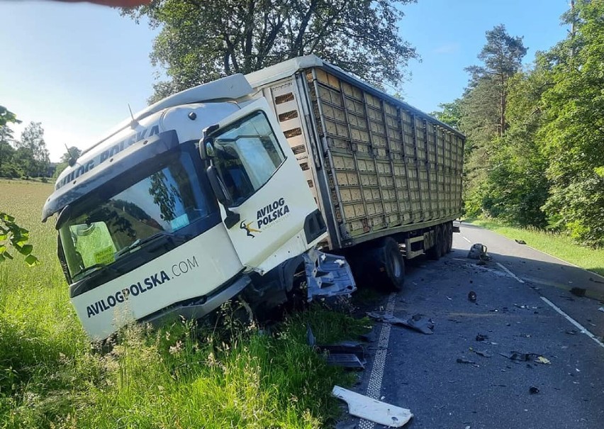 Wypadek na drodze wojewódzkiej w Urszulewie koło Rypina. Czołowe zderzenie volvo z ciężarówką [zdjęcia, 15.06.2022]