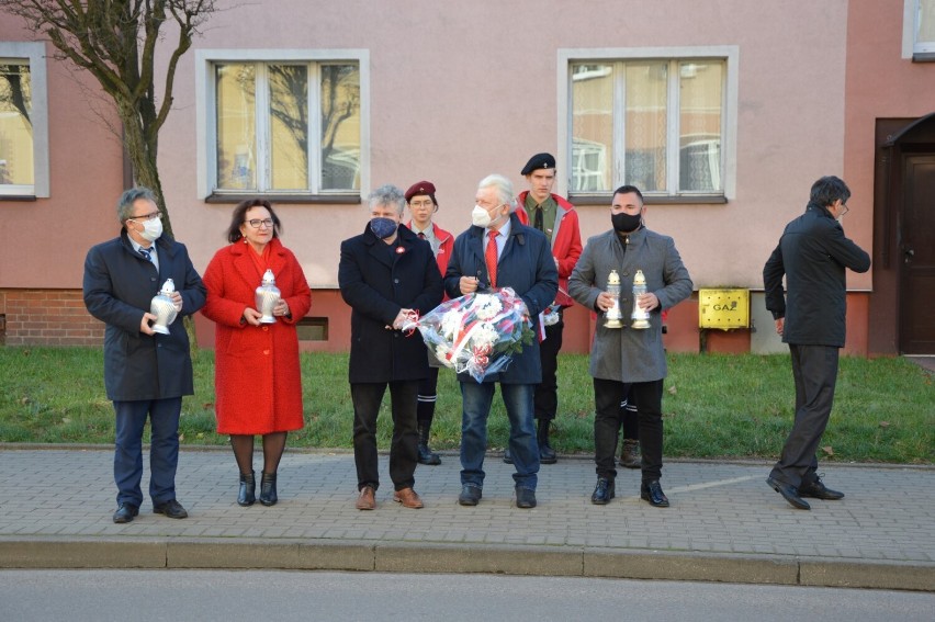 Lębork. Z okazji Święta Niepodległości złożyli kwiaty przy pamiątkowej tablicy na Targowej 48