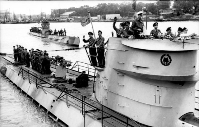 Załoga niemieckiego okrętu podwodnego przed wyruszeniem w rejs, 1941 lub 1942 r. Fot. Bundesarchiv