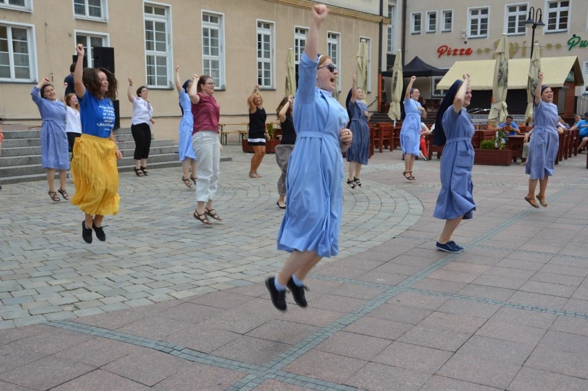 Sisters Mob. Siostry służebnice tańczyły na Rynku w Opolu.