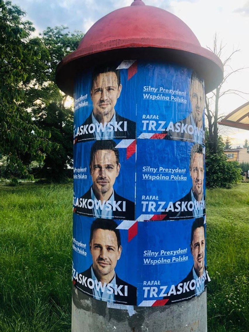 Sztab Trzaskowskiego w Radomsku rozwiesza i rozdaje plakaty...