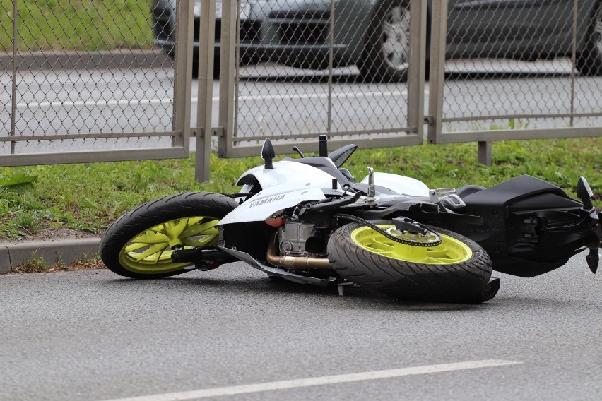 Kolizja z udziałem motocyklisty na Roosevelta w Inowrocławiu [zdjęcia]